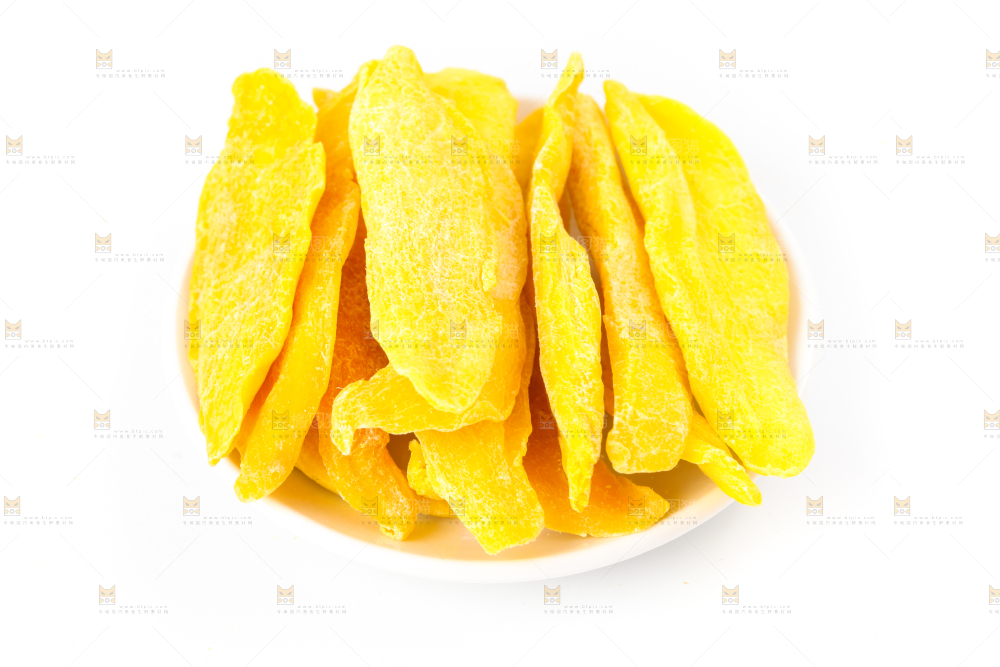 碟子里装着风味芒果干