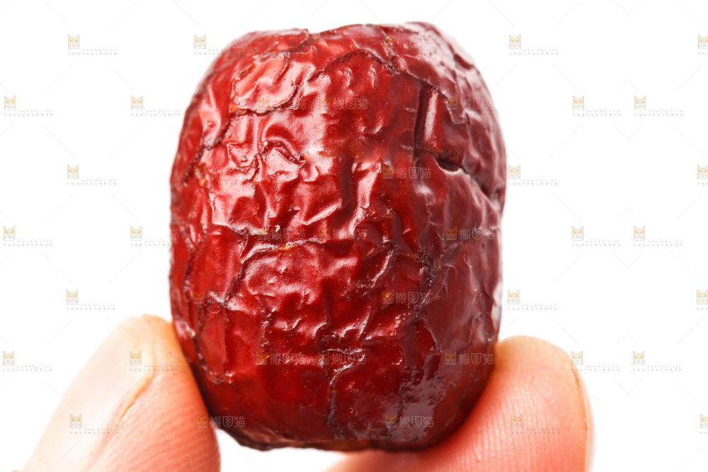 手里拿着红枣