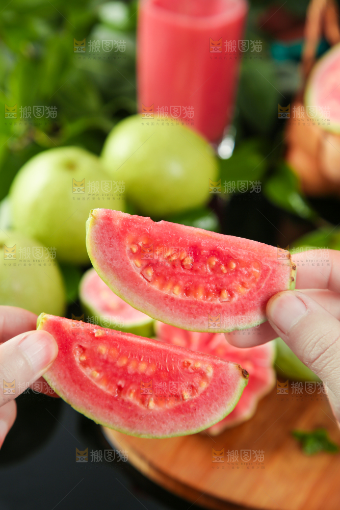 手里拿着红心番石榴