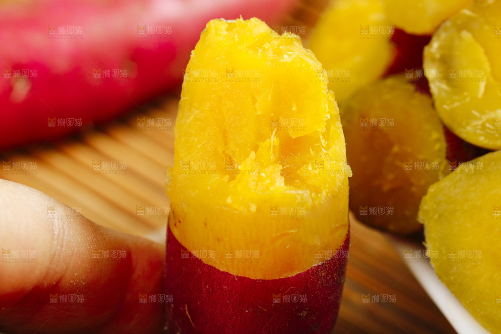 手里拿着小红薯