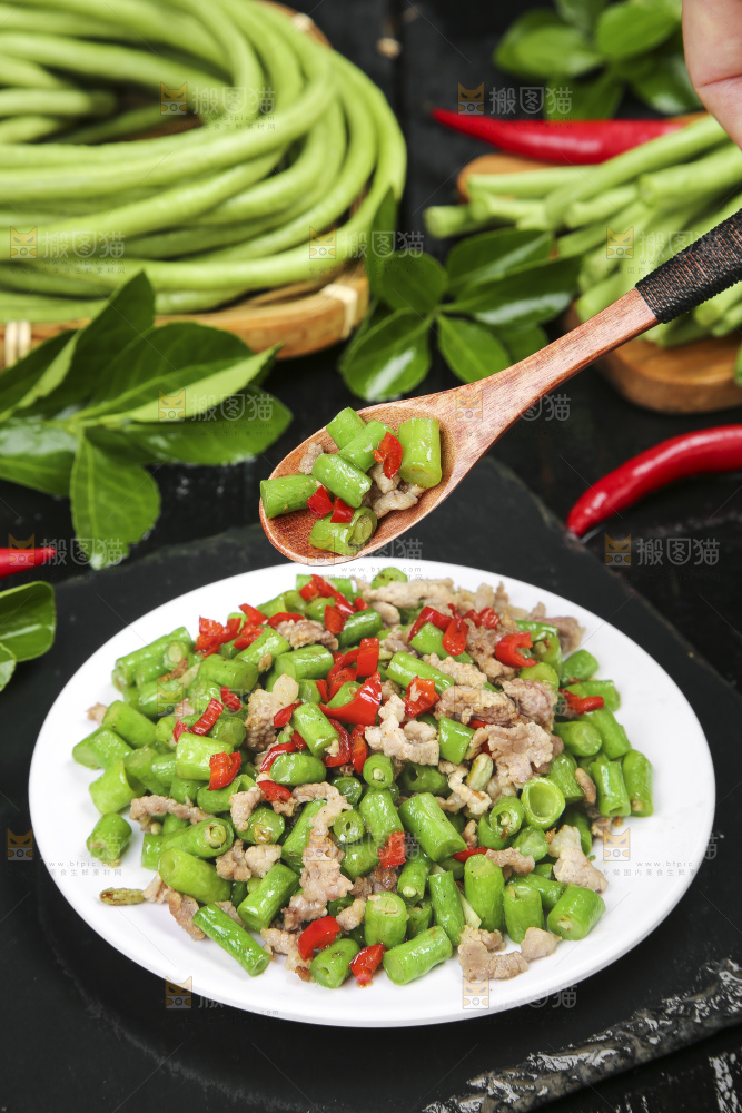 盘子里装着豇豆炒肉