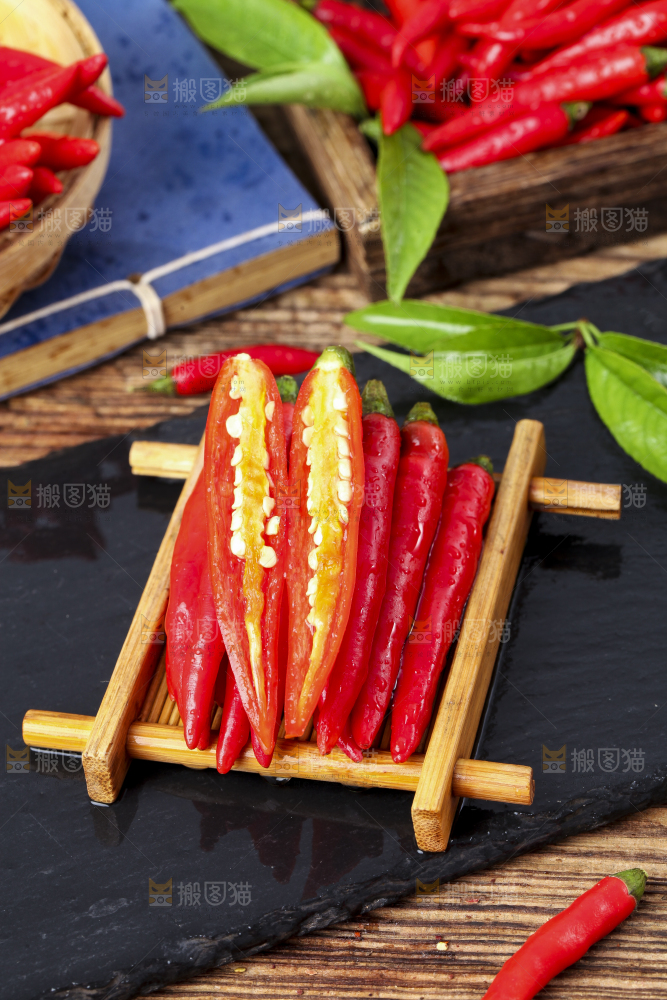 深底上摆放着小米椒