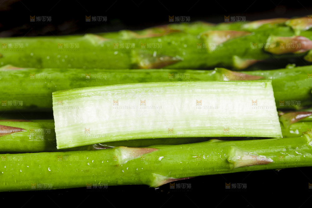 深底上摆放着青芦笋