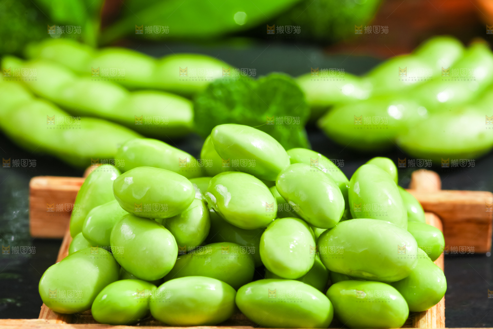 黑底上摆放着青豆