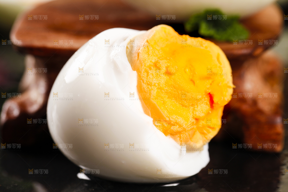 深底上摆放着咸鸭蛋