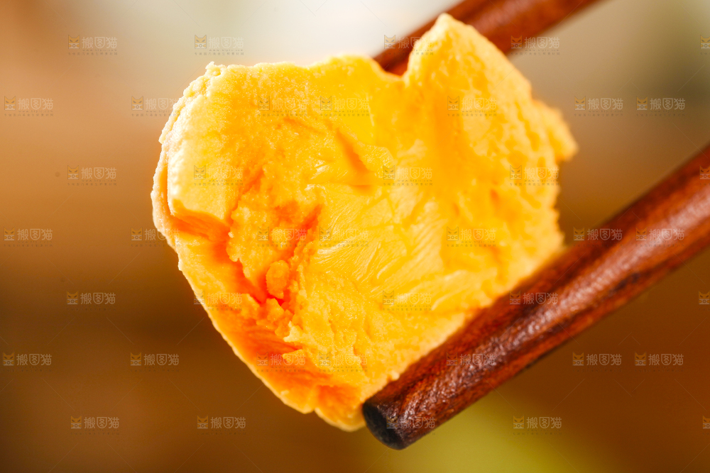 筷子夹着鸭蛋黄
