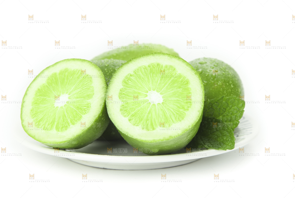 盘子里装着香水青柠檬