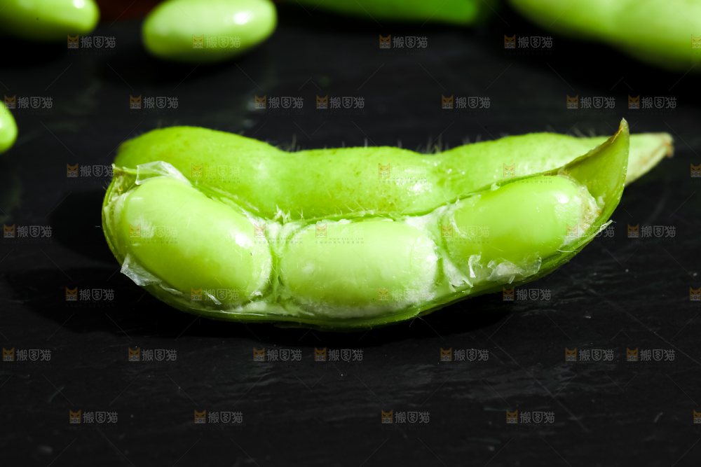 黑底上摆放着湖北毛豆