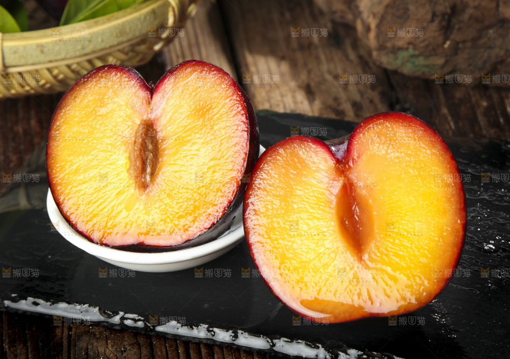 黑底上放着黑布朗