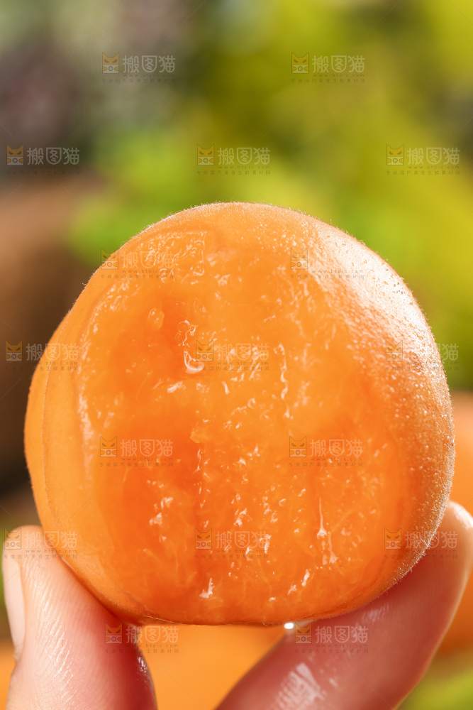 手里拿着凯特杏