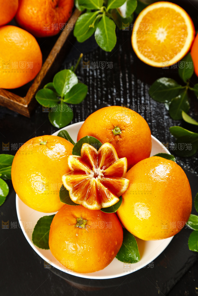 盘子里放着血橙