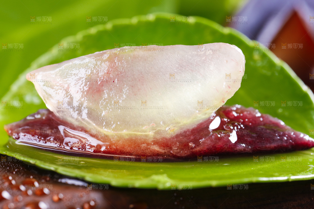 绿叶上摆放着葡萄