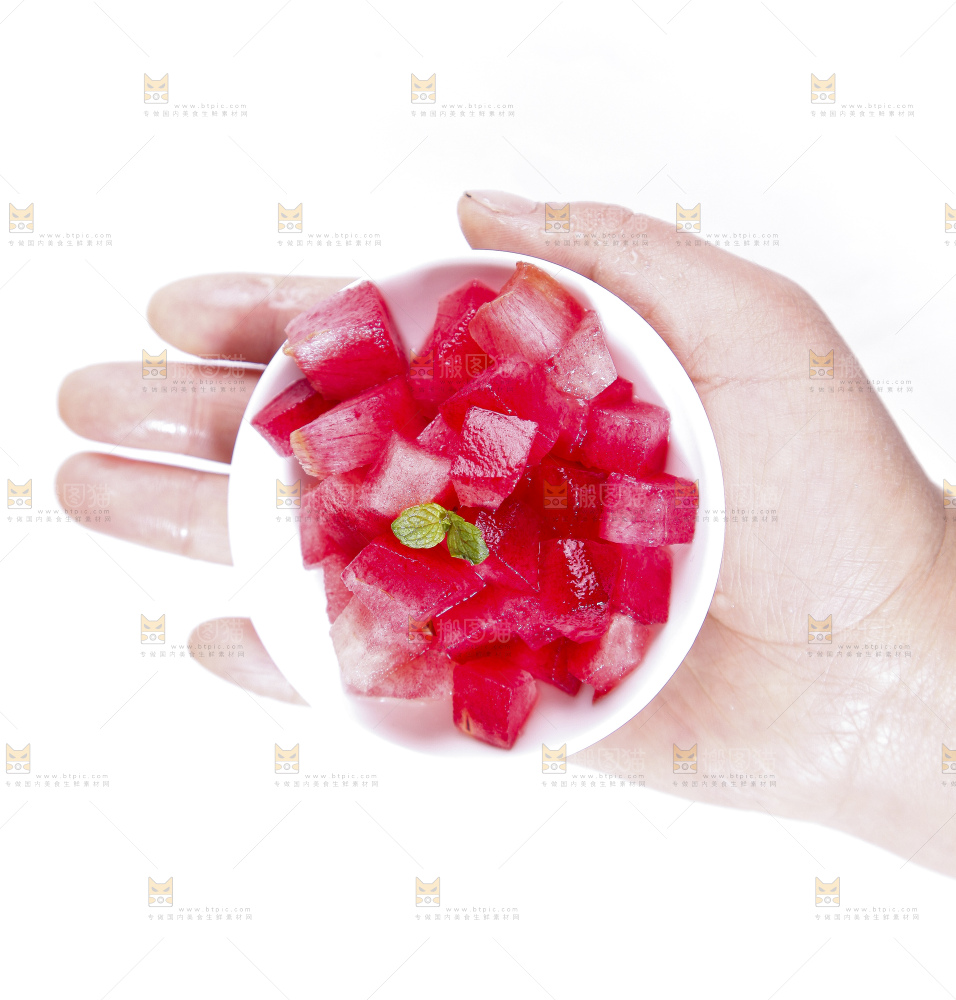 手里端着一碾恐龙蛋李的果肉