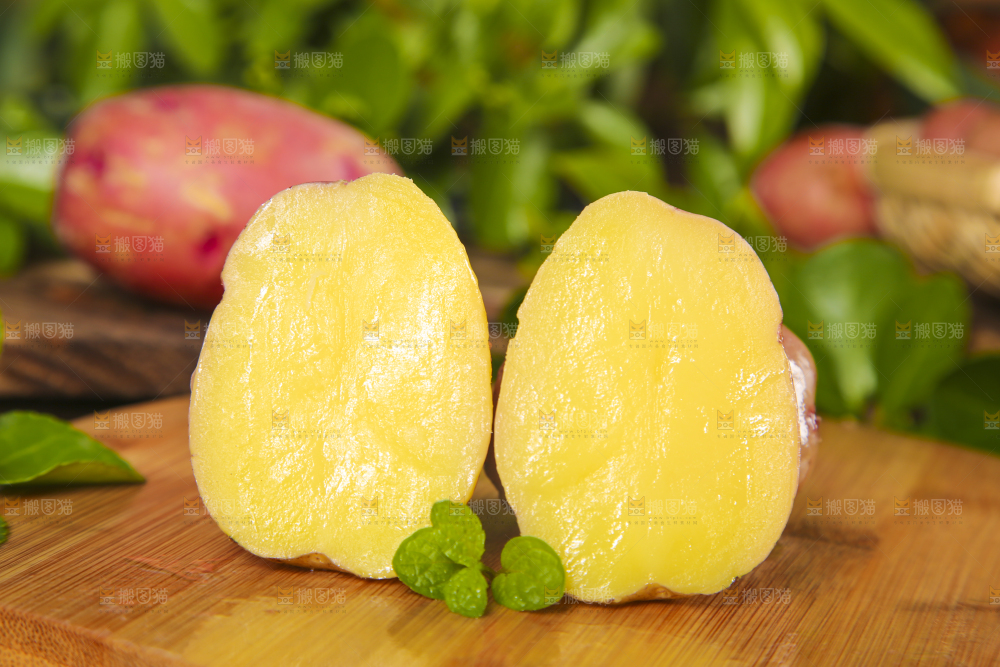 木底上放着红皮土豆