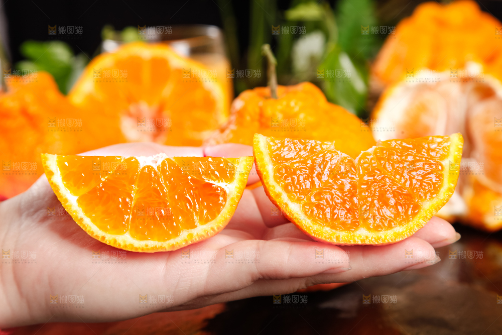 手里拿着柑橘