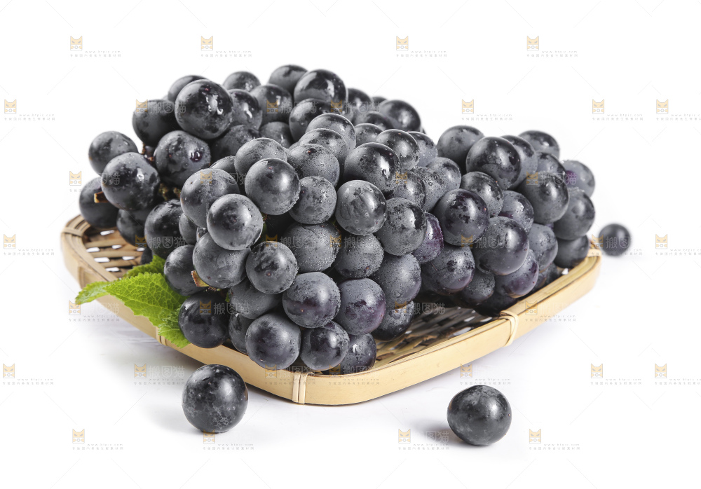 篮子里装着无籽黑提