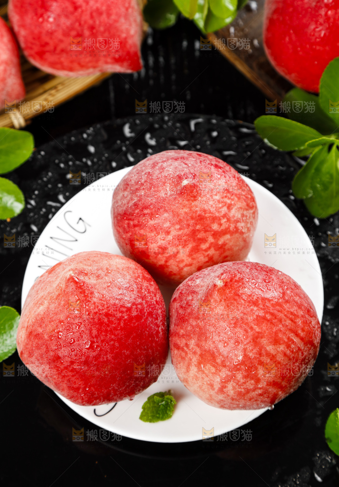 盘子里装着水蜜桃