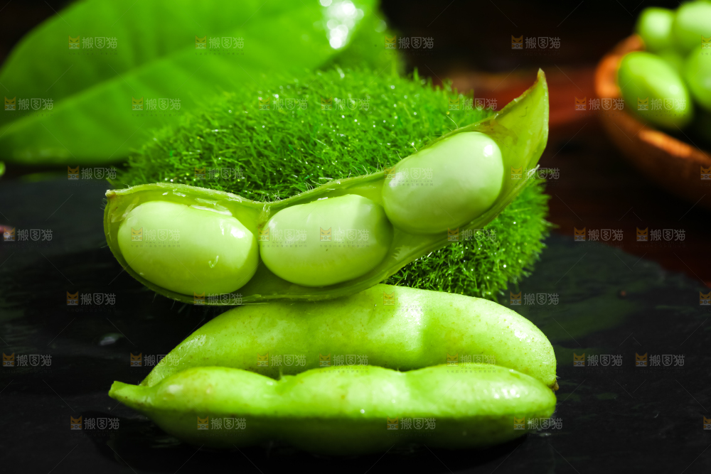 黑底上摆放着生毛豆