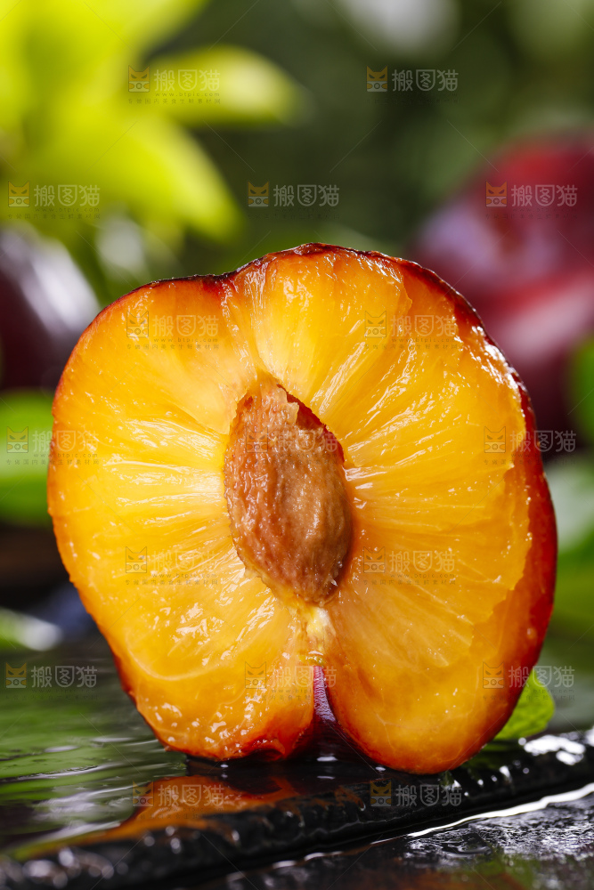 黑底上摆放着黑布李