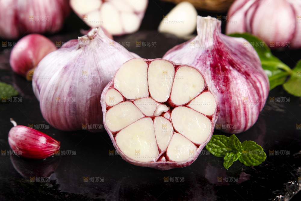 黑底上放着紫皮多瓣大蒜
