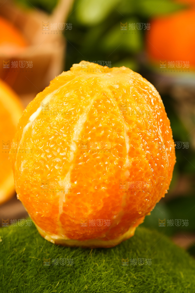 绿地上放着脐橙
