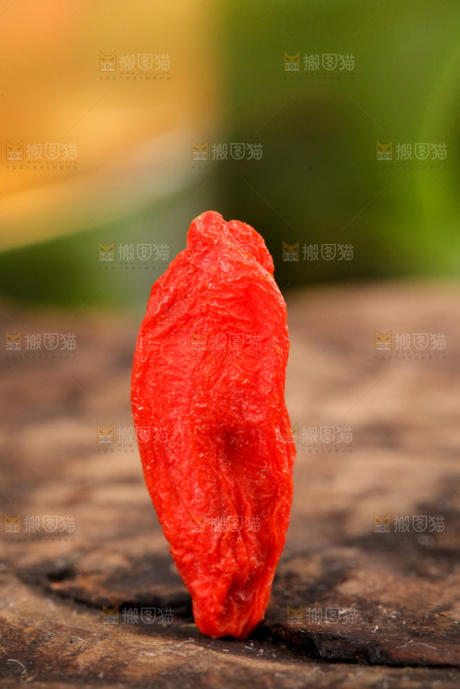 深底上摆放着红枸杞子