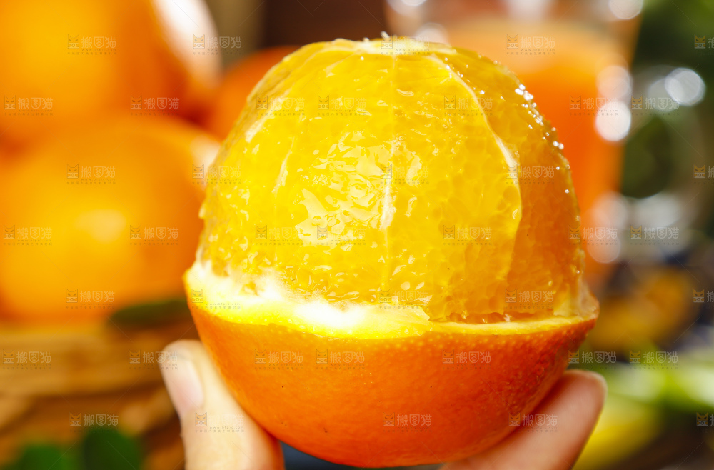 手里拿着脐橙
