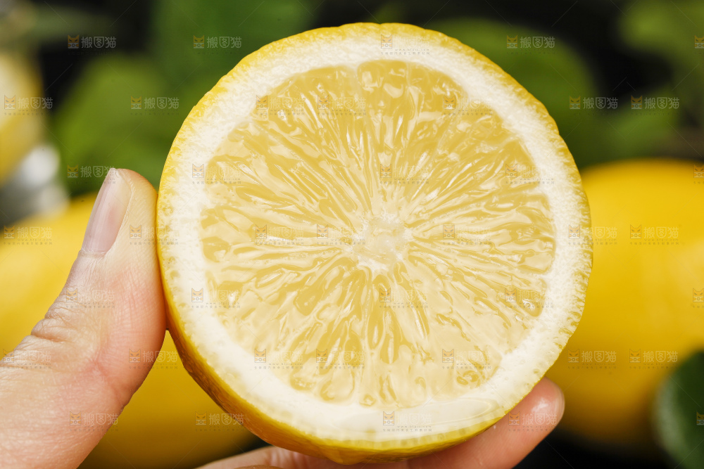 手里拿着柠檬