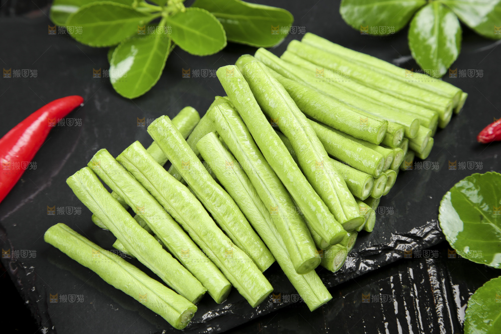 黑底上摆放着豇豆