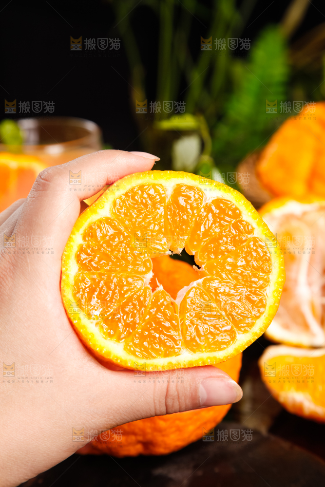 手里拿着柑橘