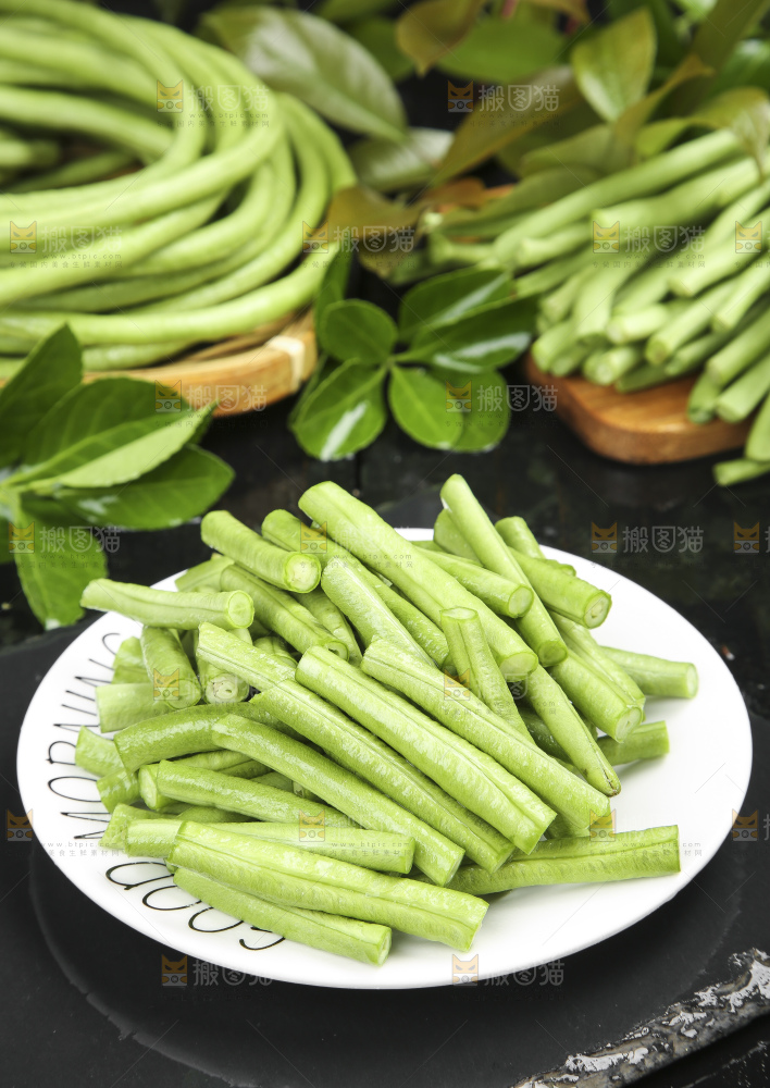 盘子里装着长豆角