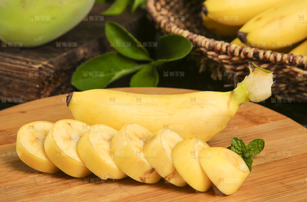 木底上摆放着帝王蕉