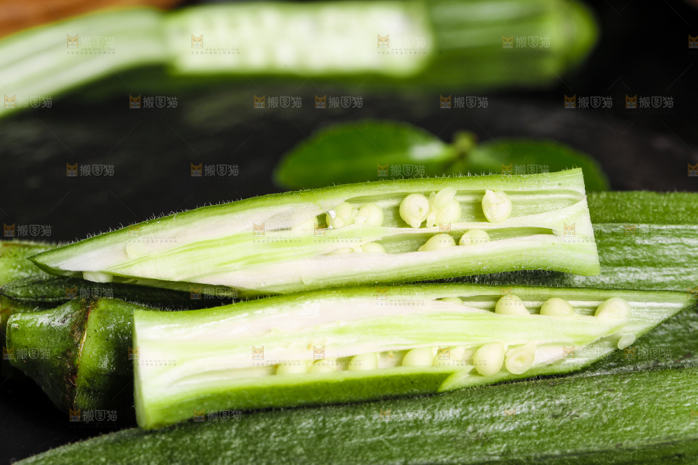 深底上摆放着秋葵