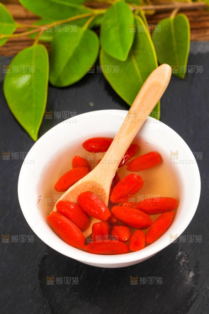 杯子里装着枸杞茶
