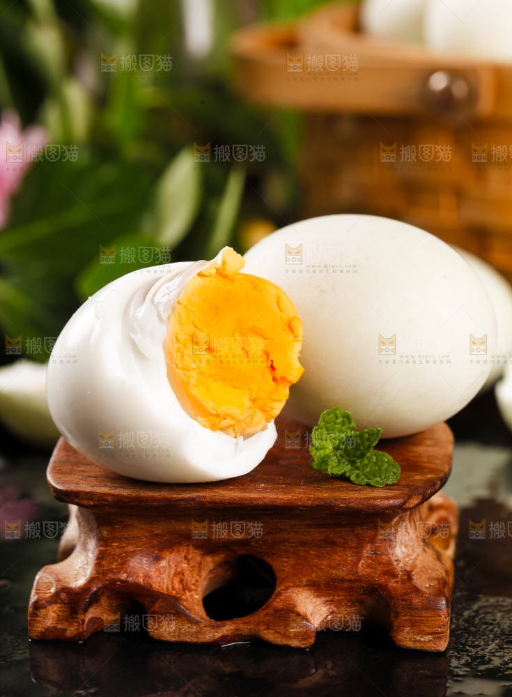深底上摆放着咸鸭蛋
