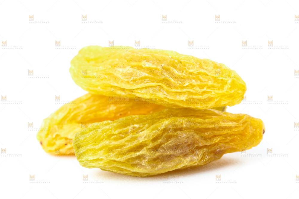 白底上摆放着绿宝石葡萄干