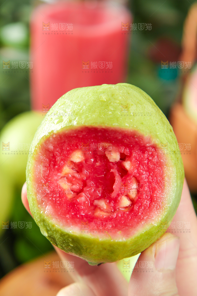 手里拿着红心番石榴