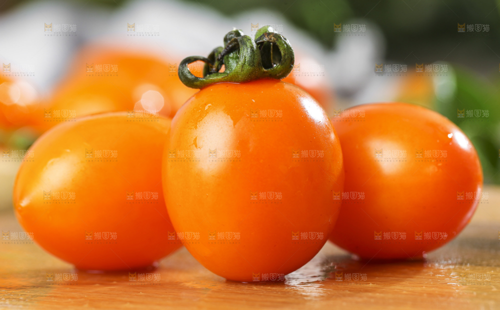 木底上摆放着圣女果