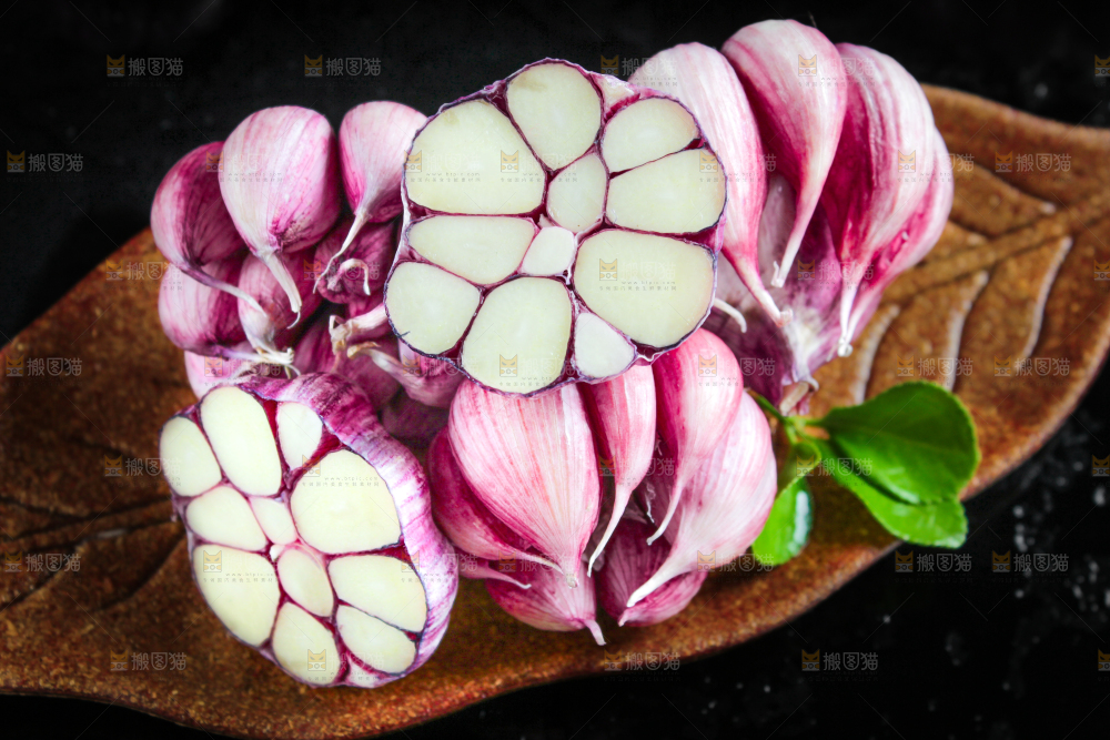 深底上摆放着紫皮多瓣蒜