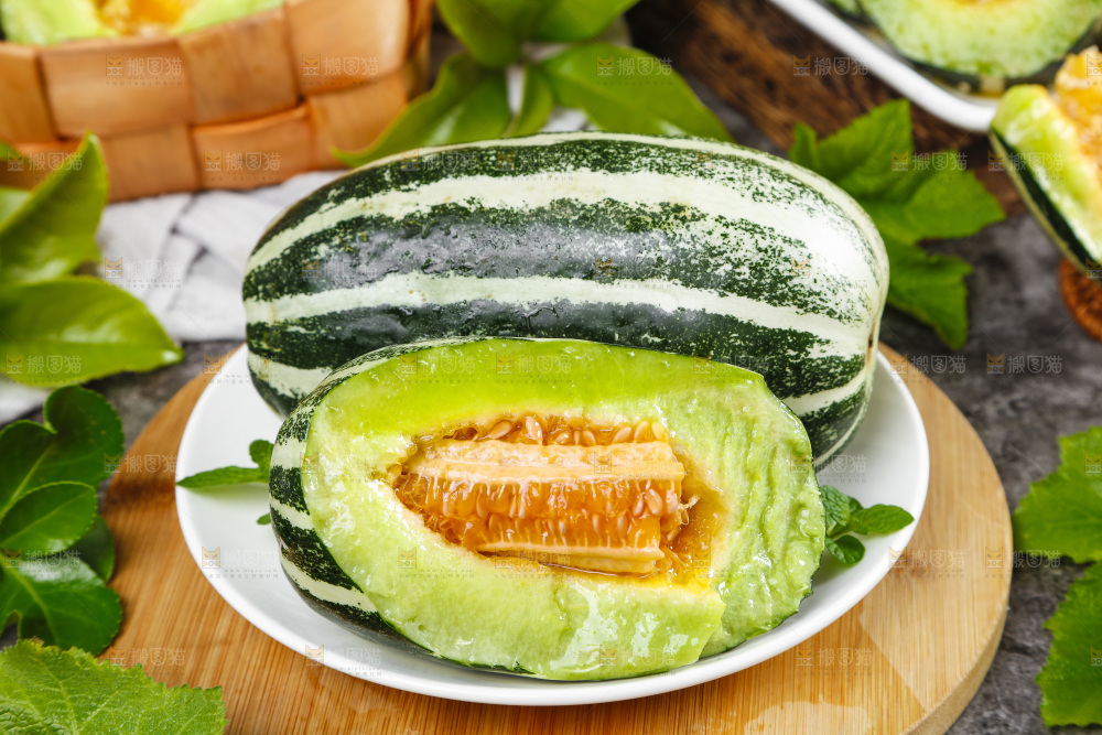 盘子里装着博洋9号甜瓜
