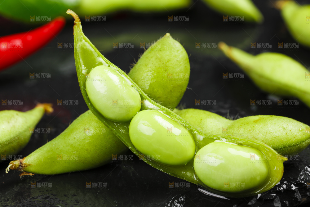 黑底上摆放着毛豆角