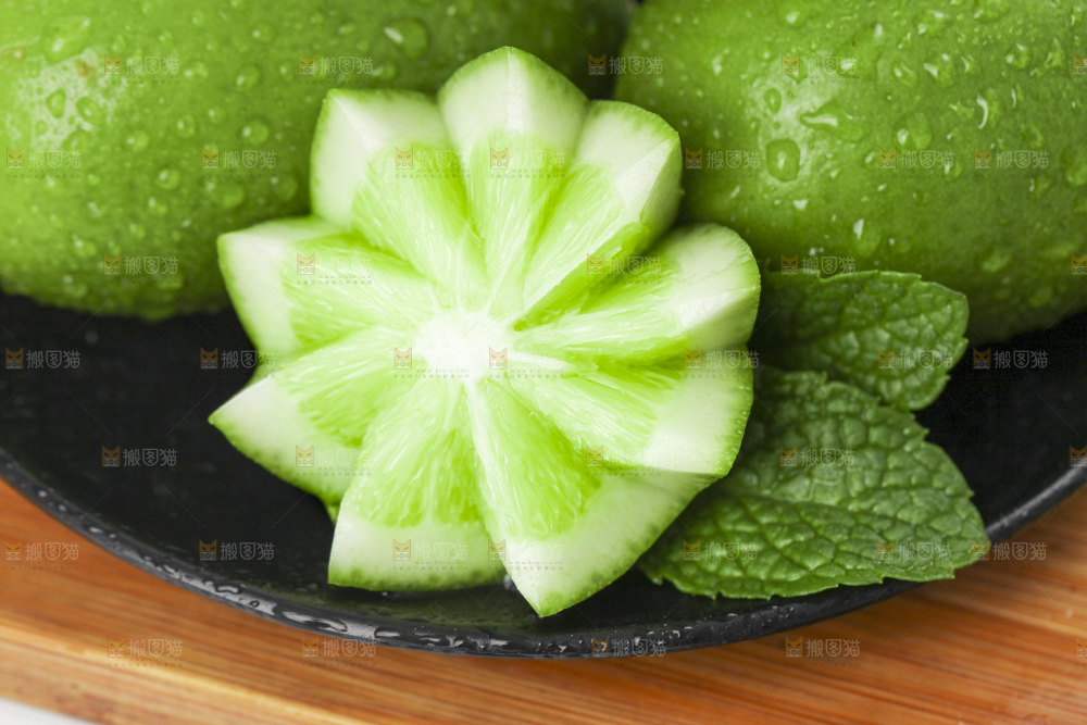 木底上摆放着无籽青柠檬