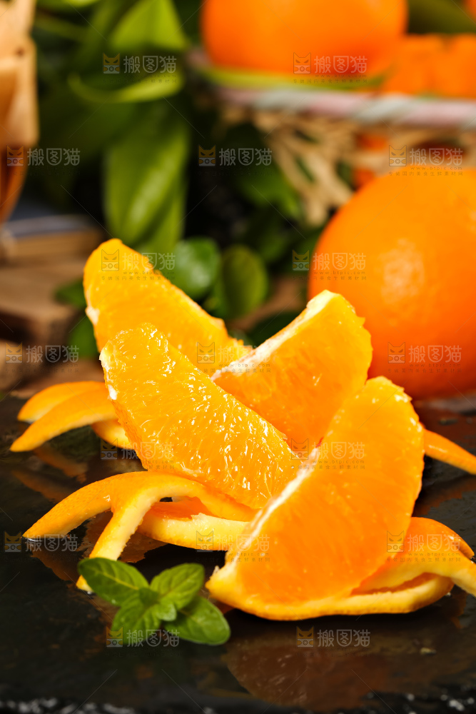 黑底上放着伦晚甜橙