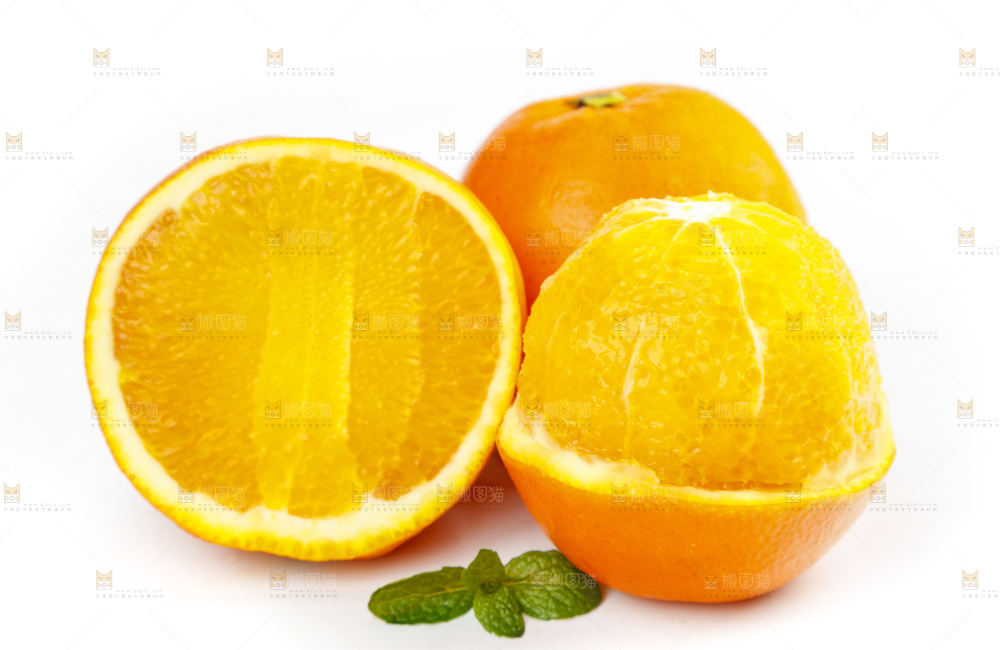 白底上摆放着新鲜脐橙