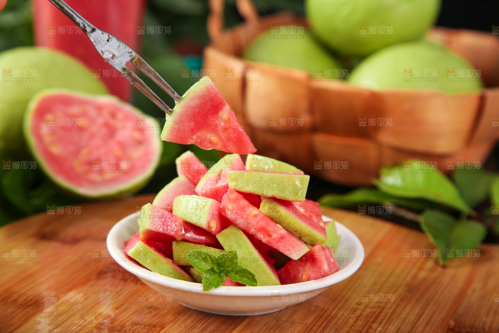 盘子里装着红心芭乐的果肉