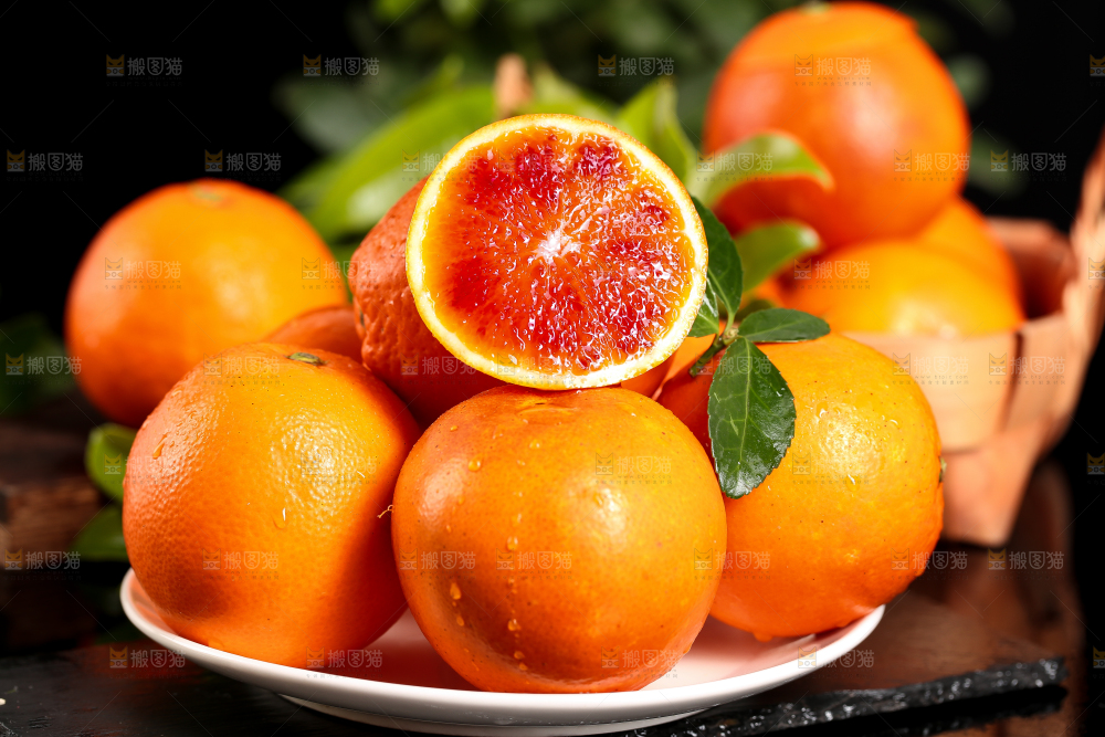 手里拿着一盘血橙