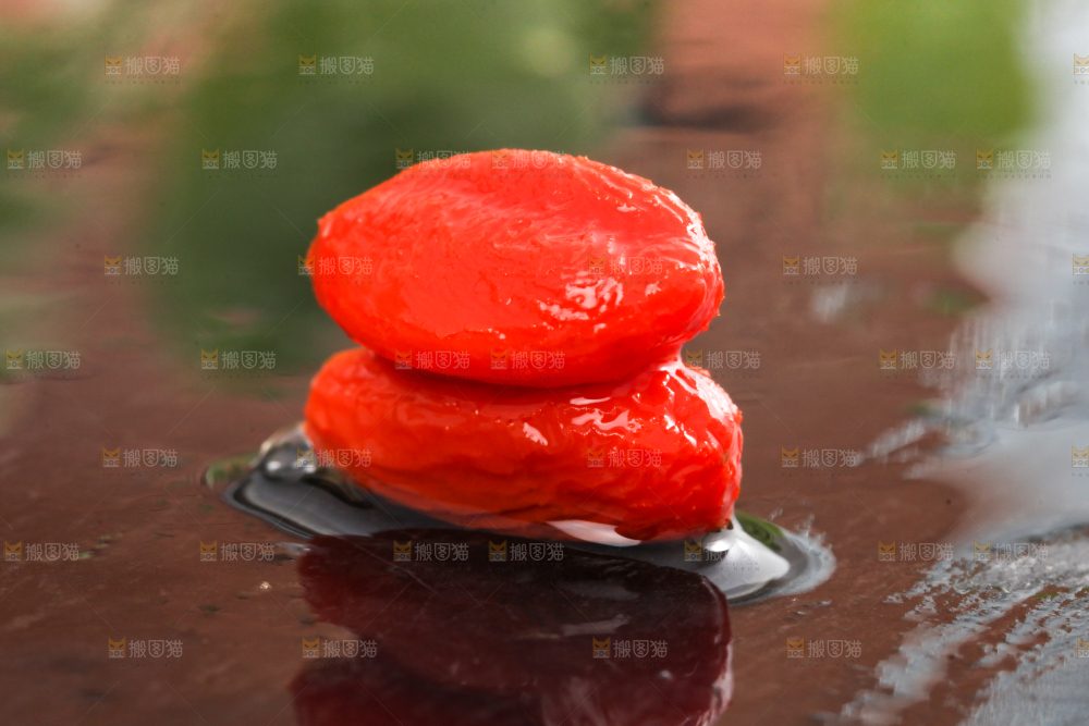 黑底上摆放着红枸杞