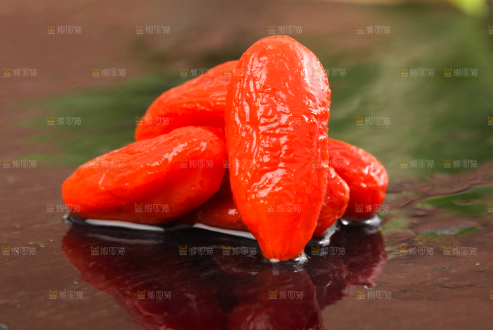 黑底上摆放着红枸杞