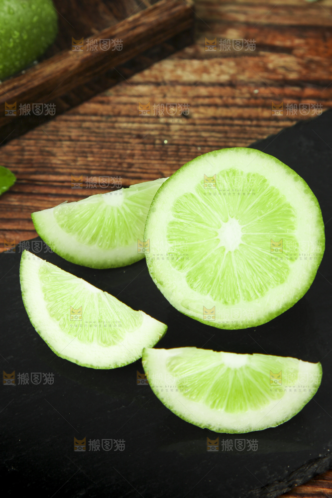 黑底上摆放着海南无籽香水柠檬