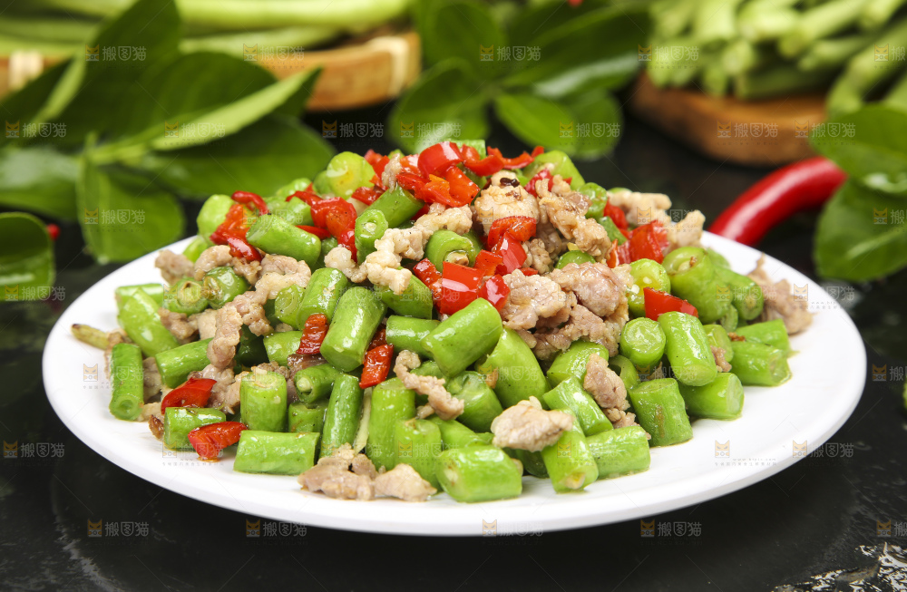 盘子里装着豇豆炒肉